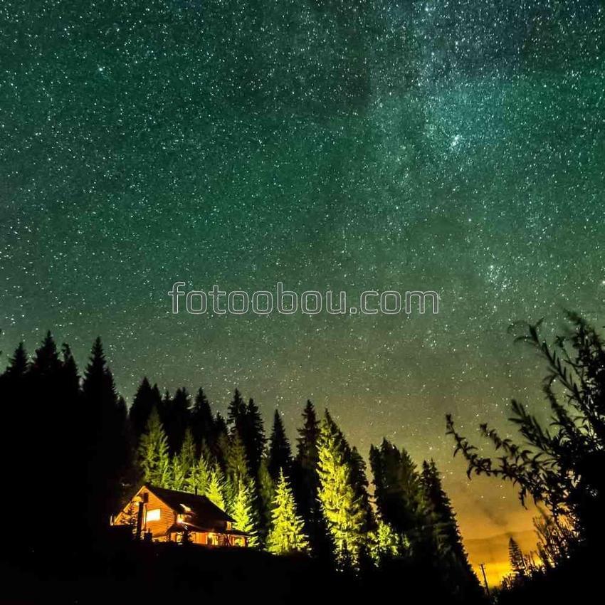 Ночь над домиком в лесу