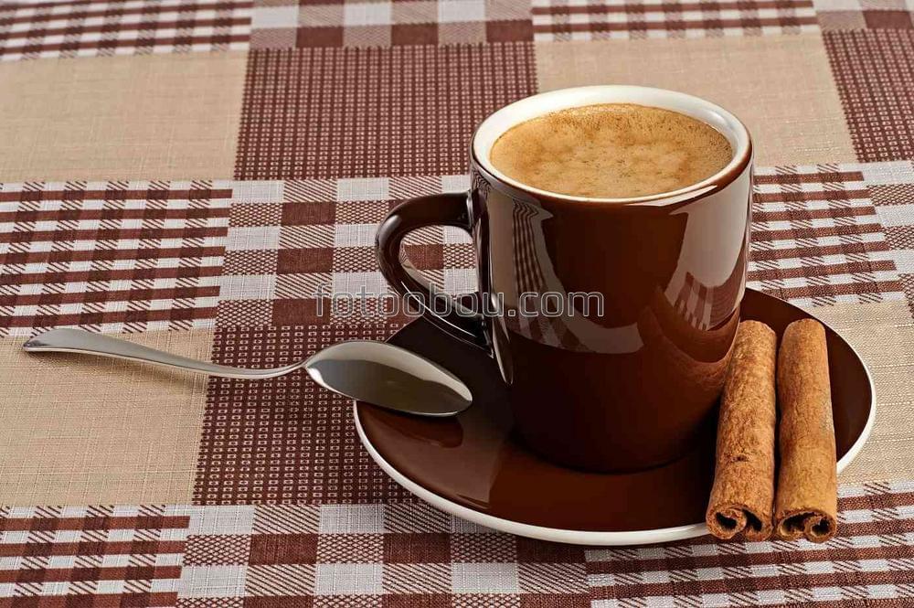 Кофе с корицей на блюдце