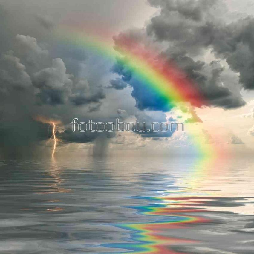 Молния и радуга над морем