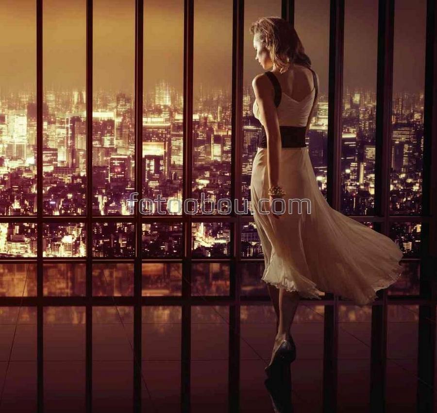 Девушка на крыше небоскреба