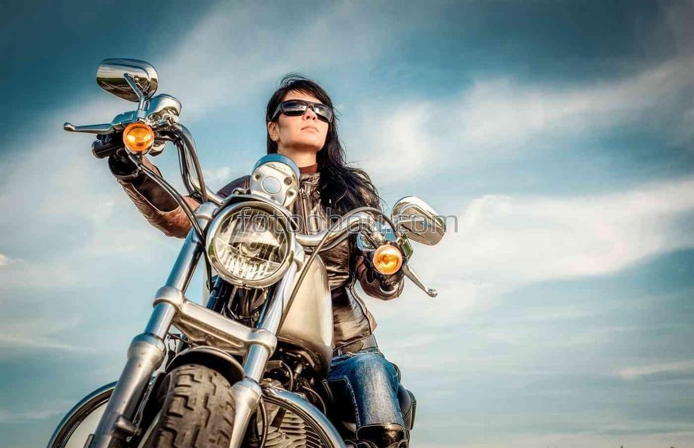 Девушка за рулем мотоцикла