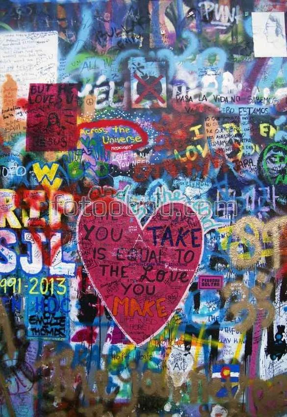 Сердце в центре граффити