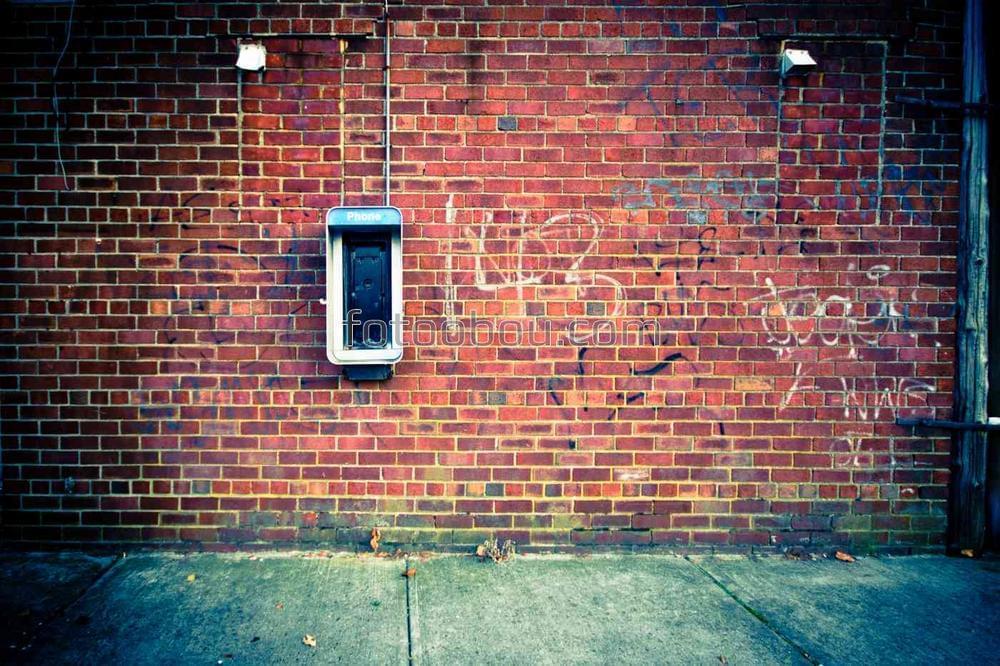 Уличный телефон на стене