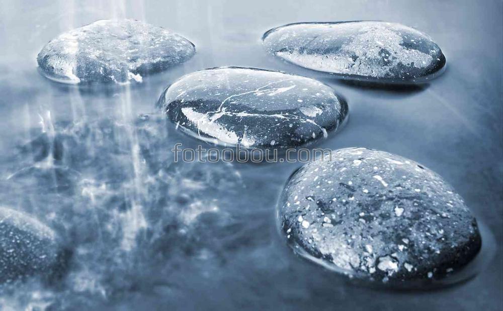 Голубые камни в воде