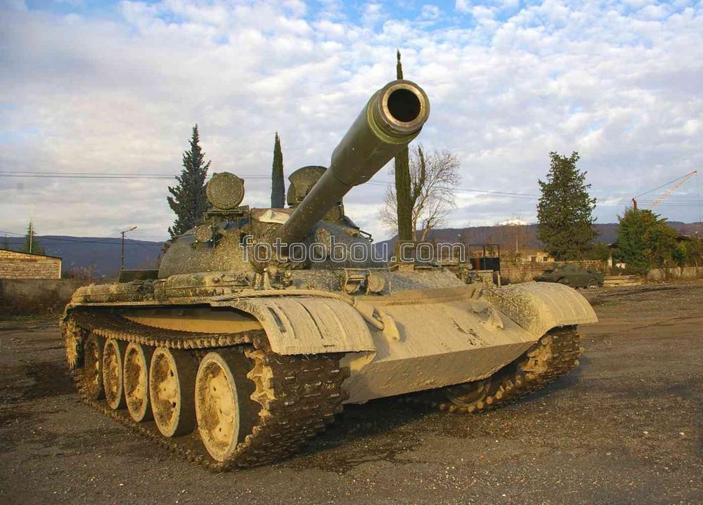 Современный танк на полигоне