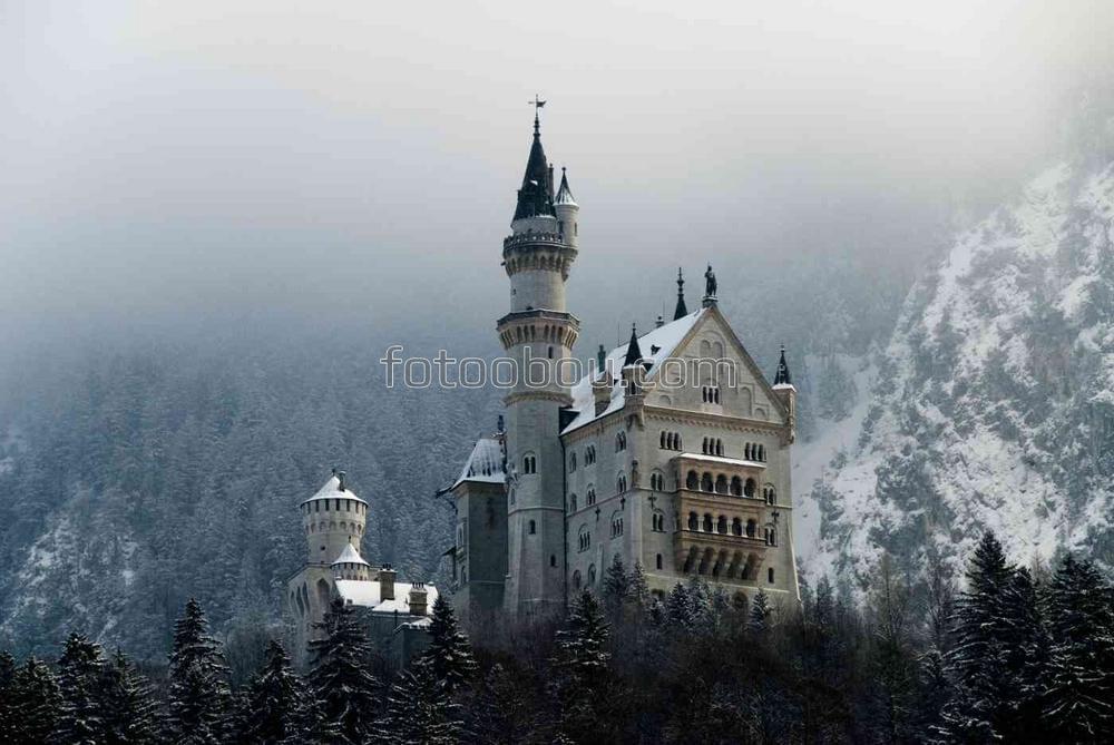 Сказочный замок у подножья гор