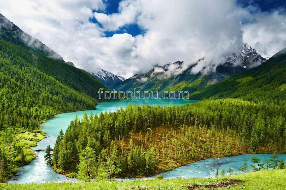Озеро и река в горах