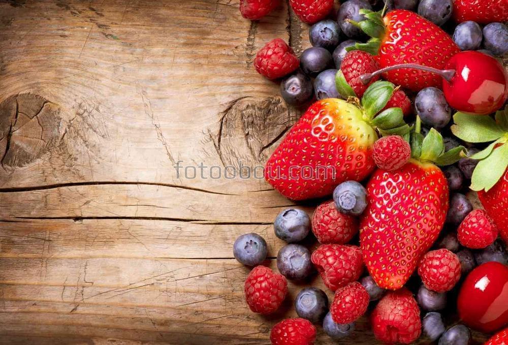 Спелые ягоды на деревянном столе