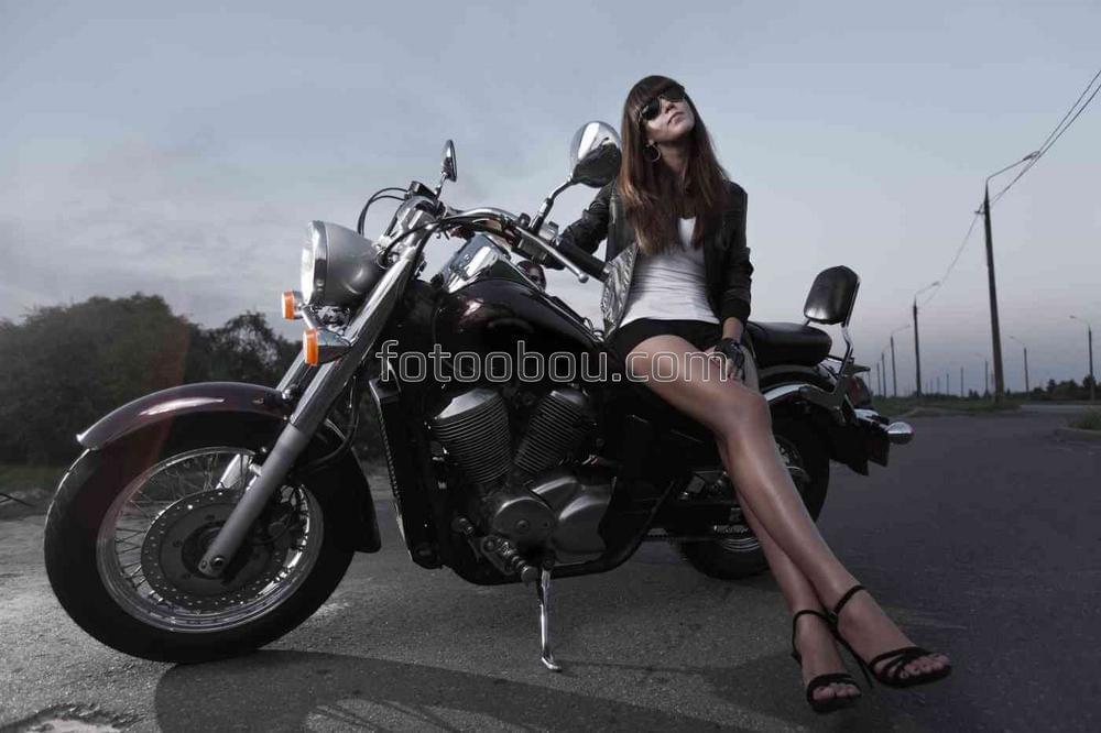 Длинноногая красотка на мотоцикле