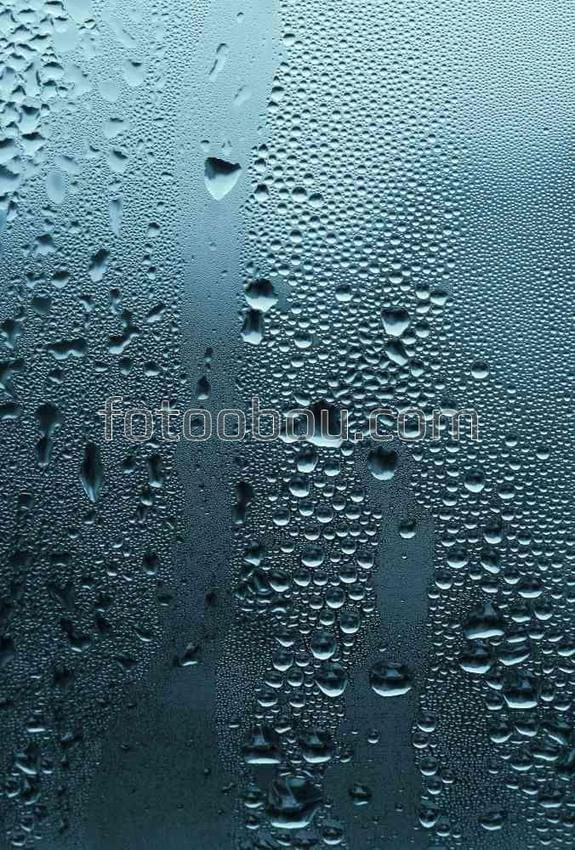 Капли дождя на оконном стекле