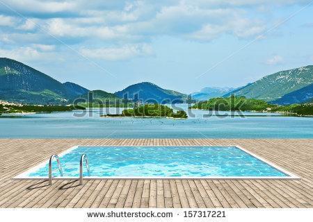Деревянная палуба с бассейном
