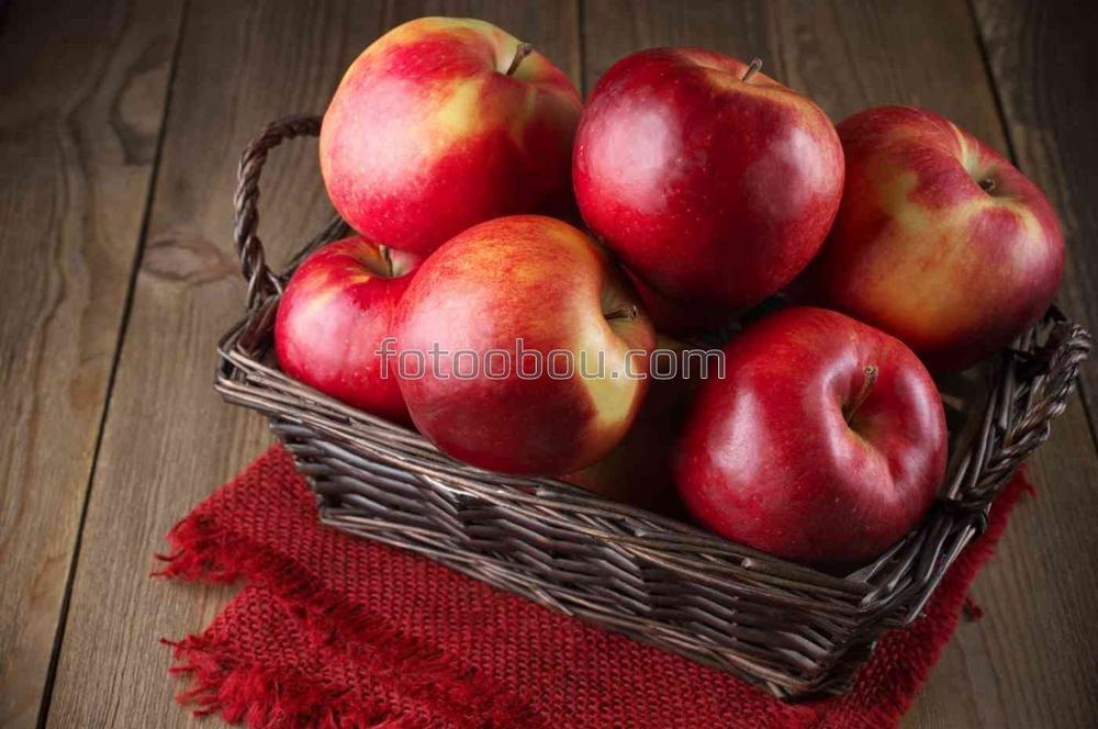 Корзина красных яблок