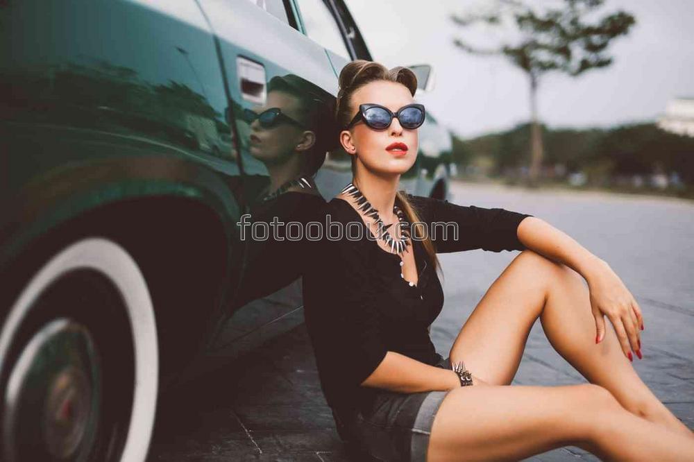 Девушка возле машины