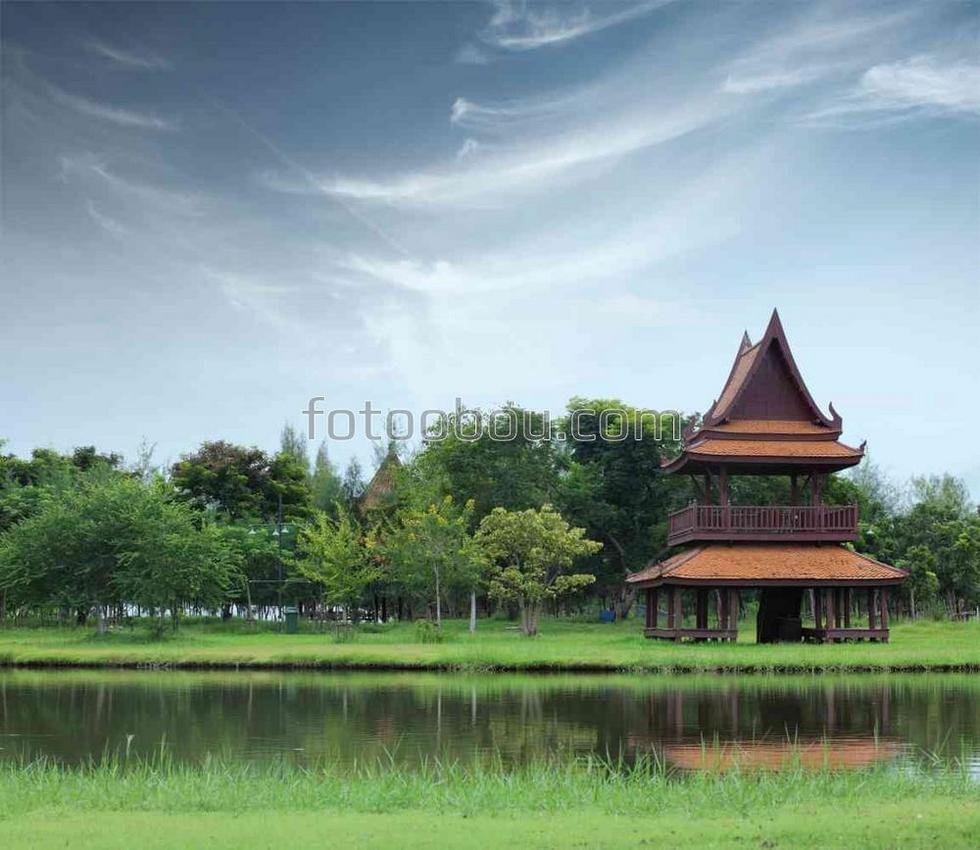 Храм возле реки в парке