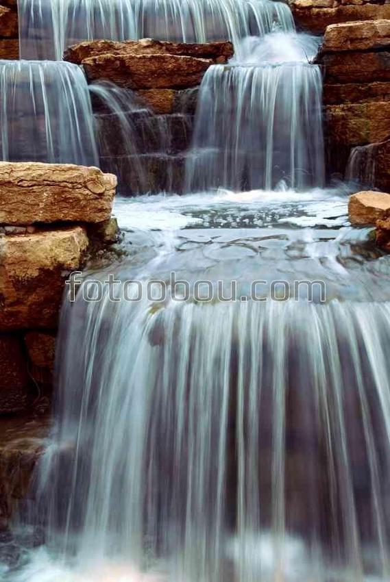 Струны воды в красивом водопаде