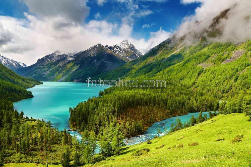 Кучерлинское озеро в горах  Алтая