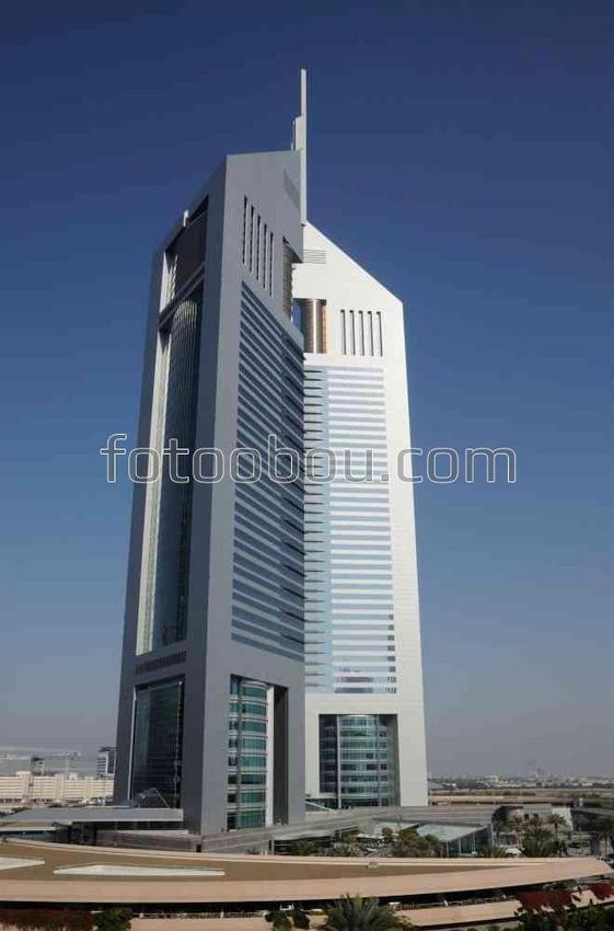 Современный небоскреб в центре Дубаи