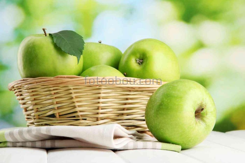 Зеленые яблоки в корзинке