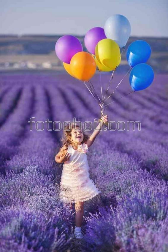 Девочка с воздушными шарами на поле лаванды