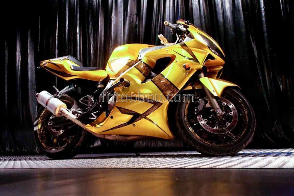 Желтый гоночный мотоцикл