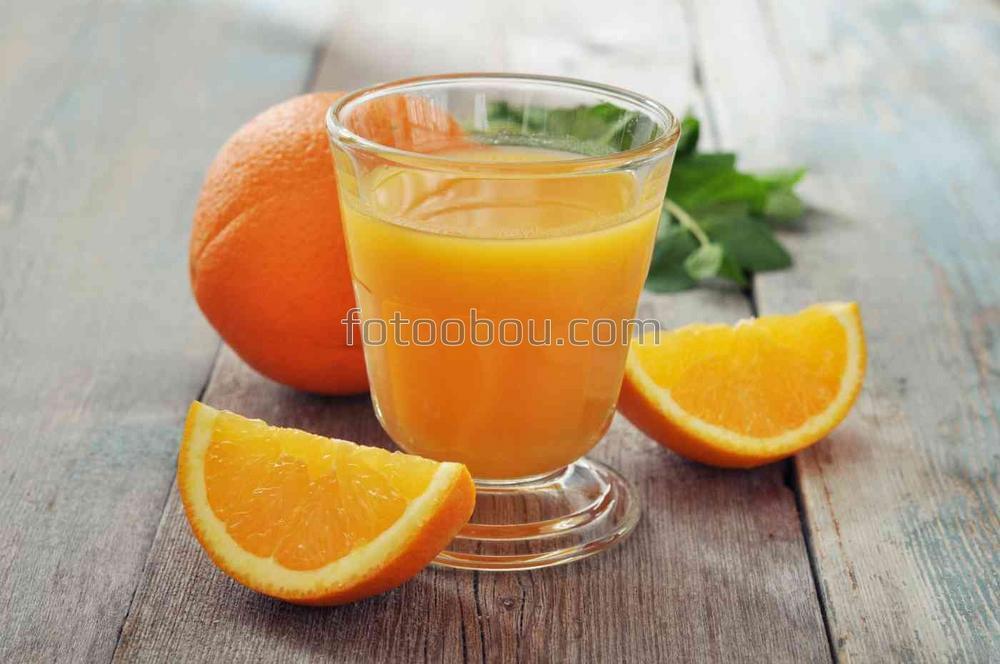 Стакан сока и апельсины