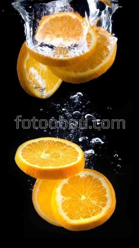 Кусочки апельсина в воде