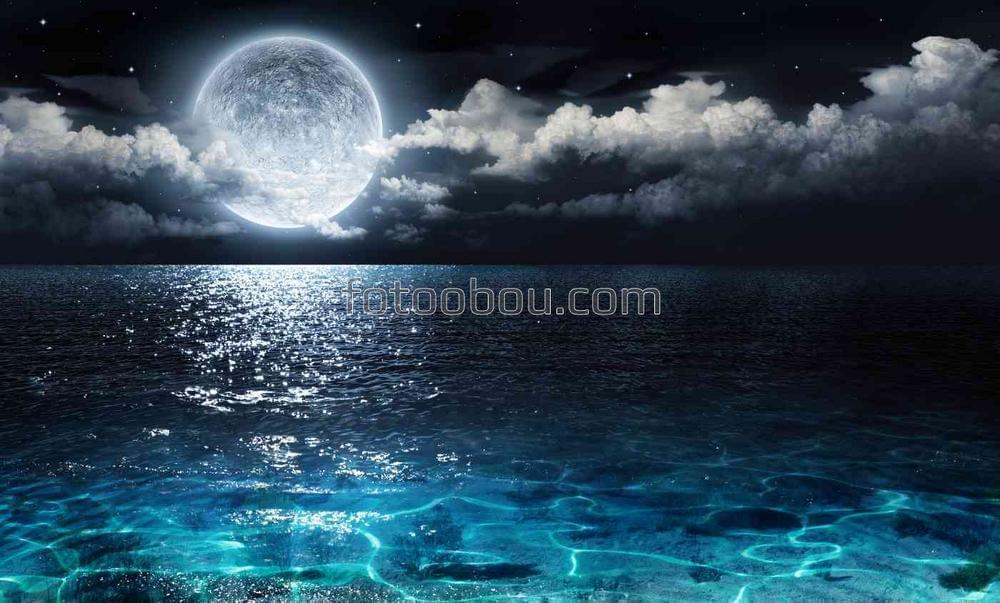 Луна в облаках над спокойным морем