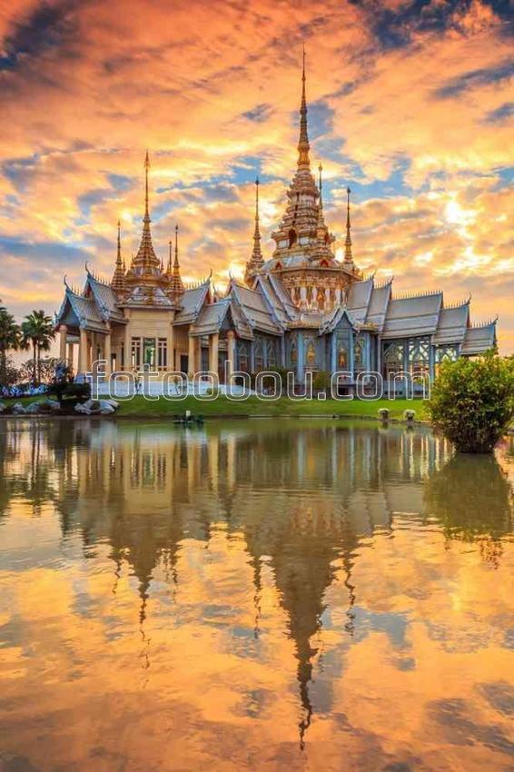 Тайский храм на закате