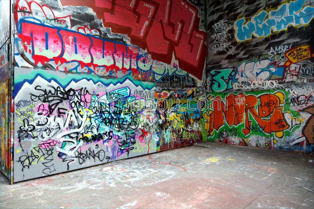 Граффити с серыми стенами