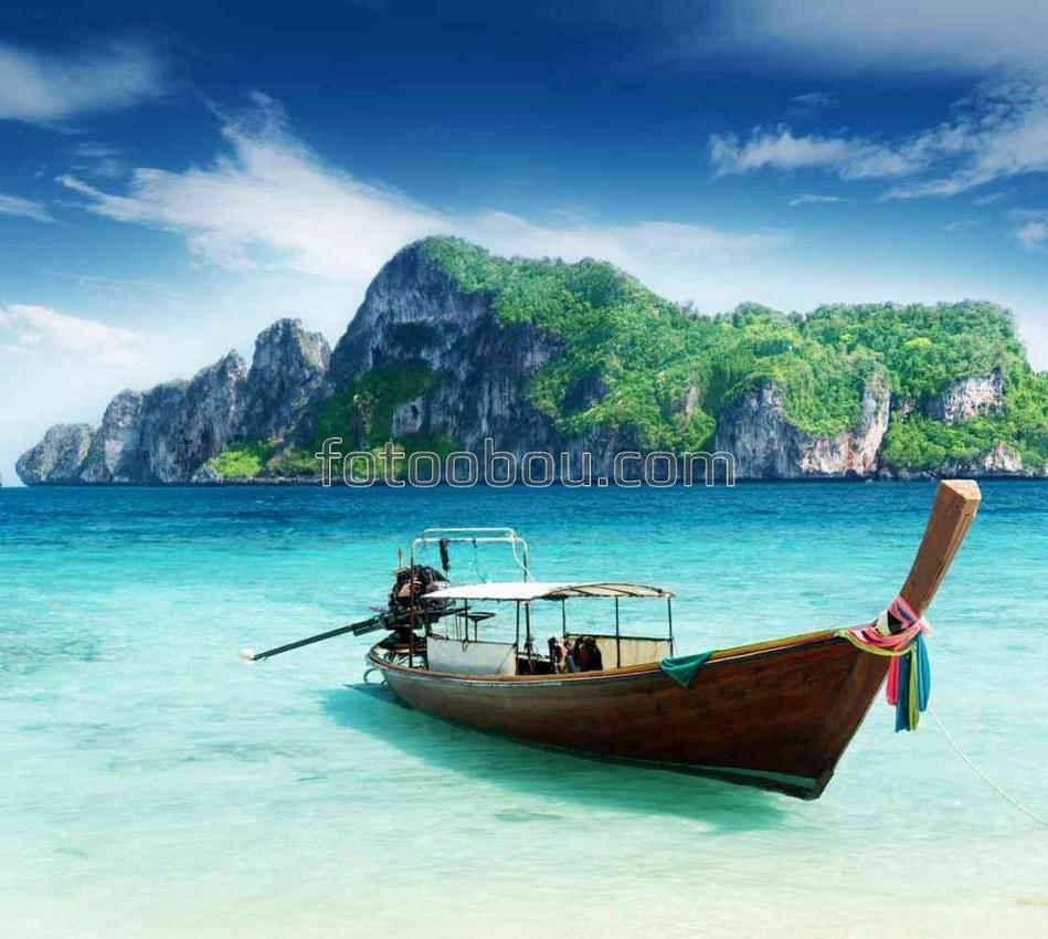 Лодка у островов Тайланда