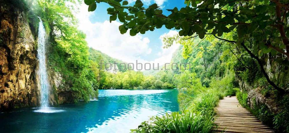 Водопад на лесном озере