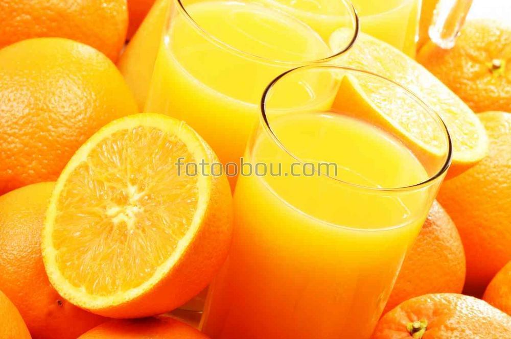 Сок и разрезанный апельсин