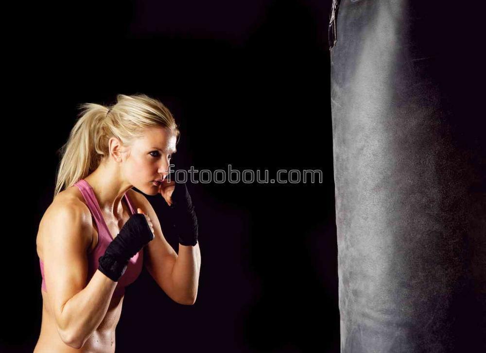 Тренировка девушки боксера