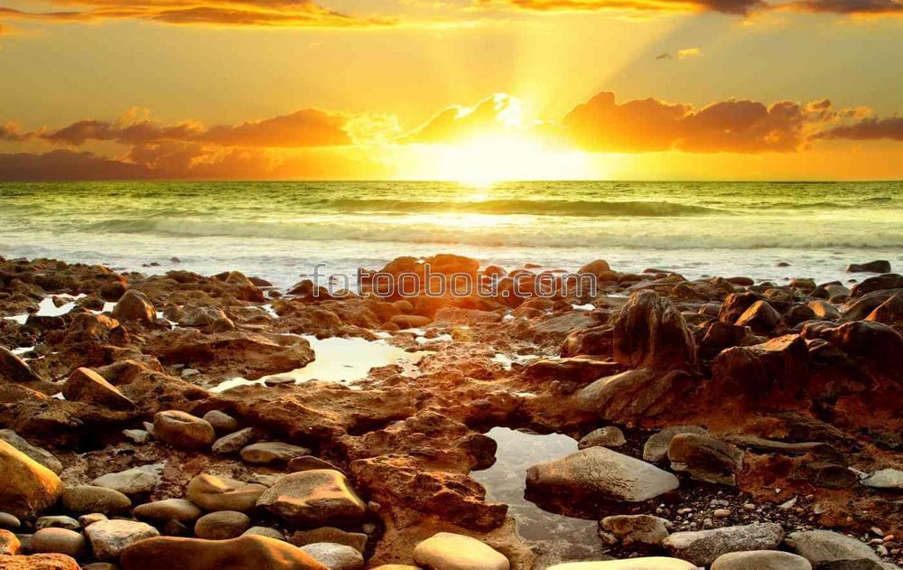 Каменный морской берег утром