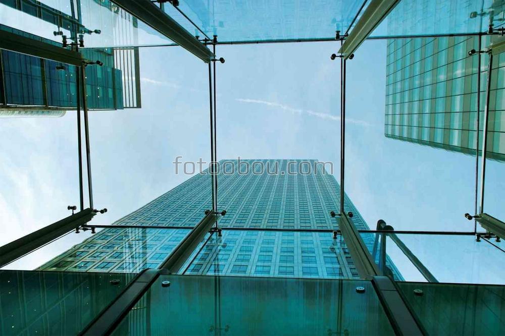 Вид на небо города через стекло