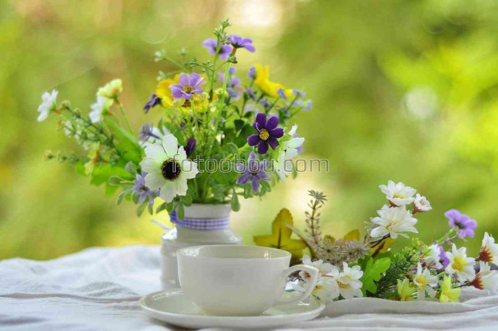 Букетик цветов на кофейном столике