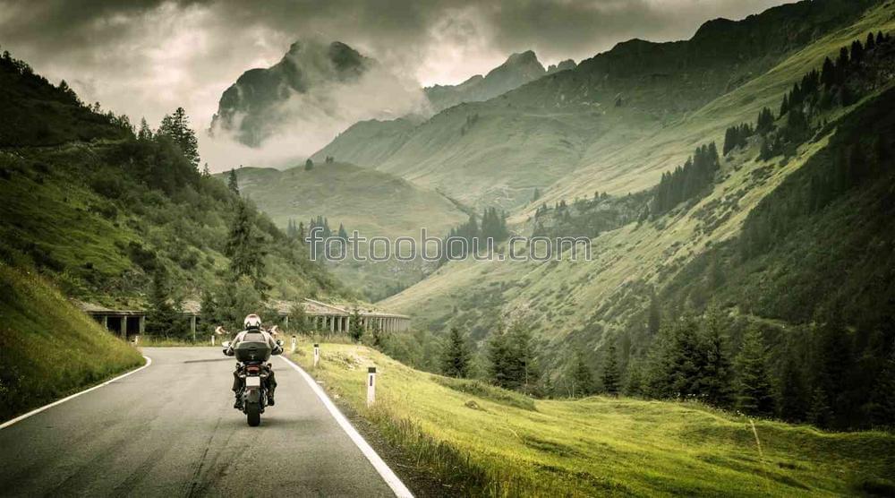 Мотоциклист на горной дороге