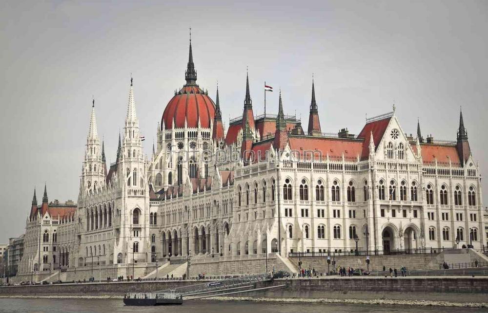 Красивое белое здание в Будапеште