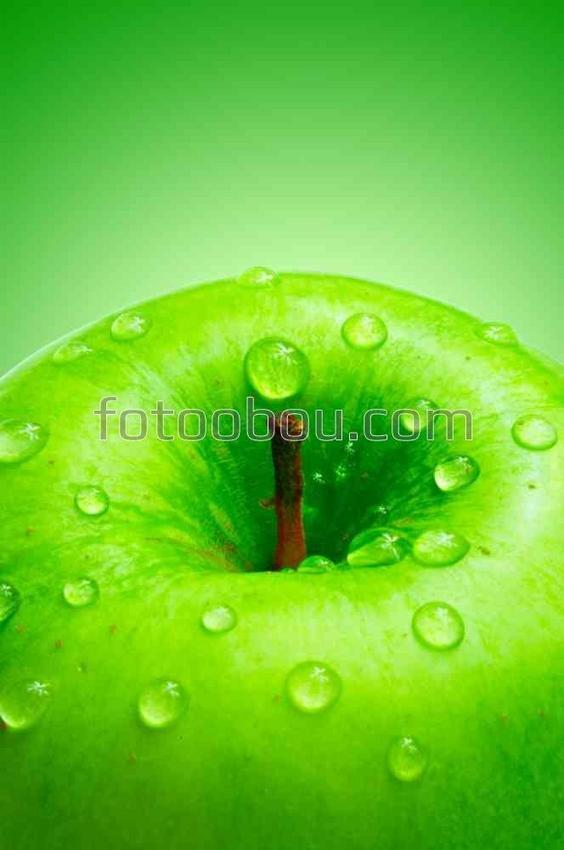 Капли воды на зеленом яблоке