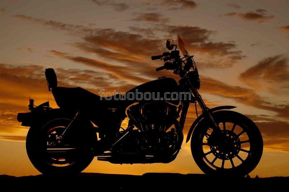 Силуэт мотоцикла на закате