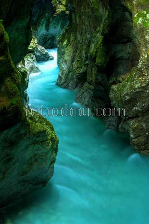 Альпийская река в горной пещере