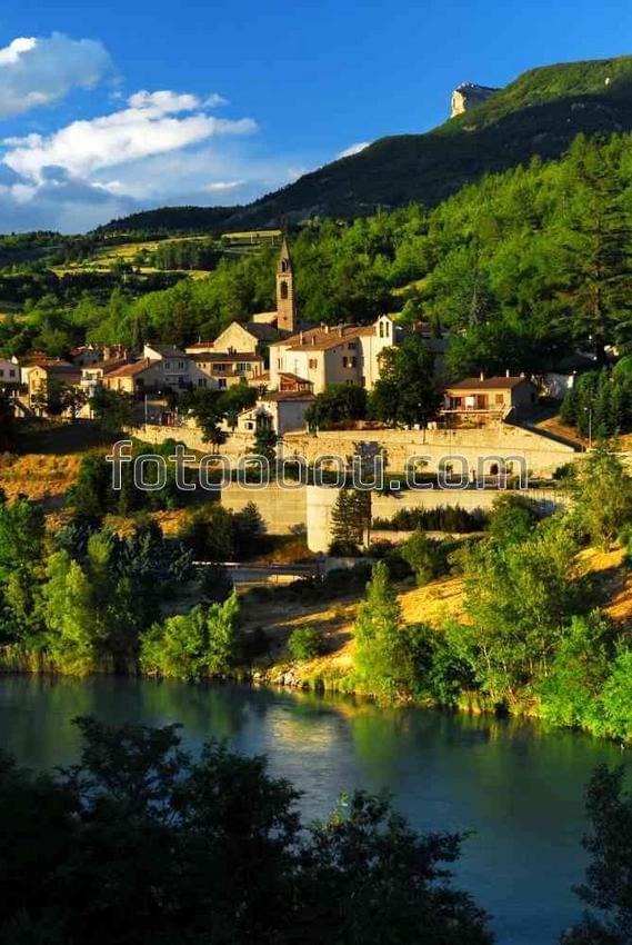 Городок у реки в Провансе