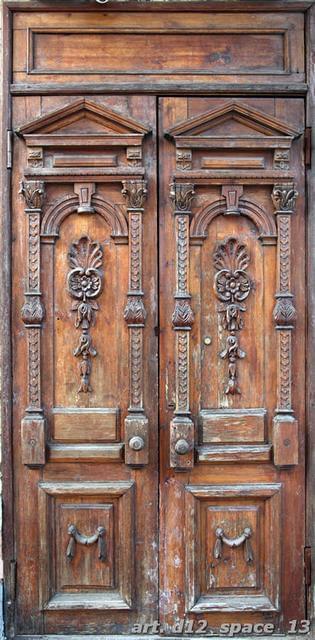 Резные старинные двери