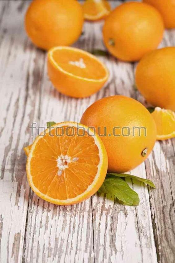 Свежие апельсины на столе