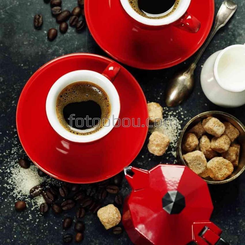 Красные чашки с кофе