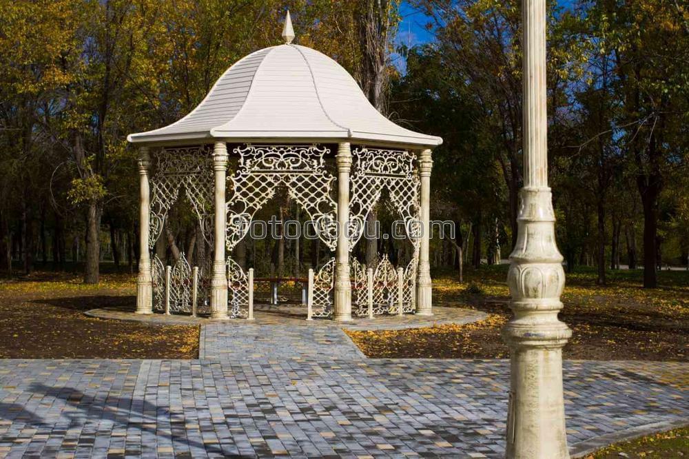 Беседка в осеннем парке