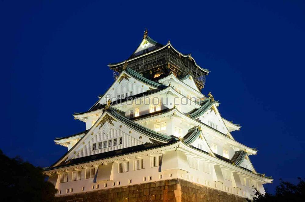 Вечерний замок Осаки в Японии