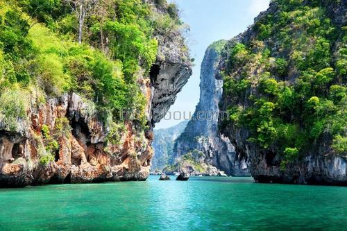 Бухта, водопад, горы, трава