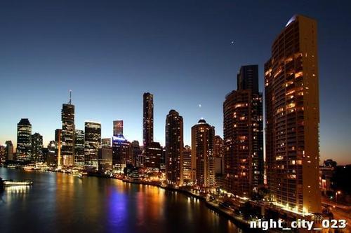 река, небоскребы, ночь