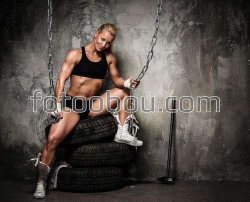 девушка, спорт, фитнес, шины, цепь, молоток